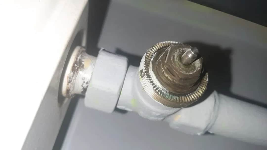 Jak wymienić grzejnik w bloku i uniknąć kosztownych błędów