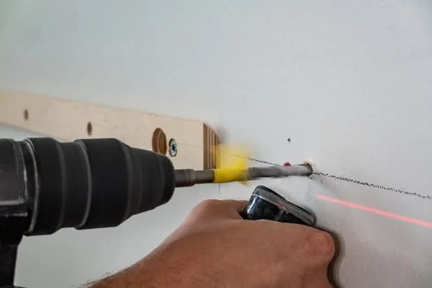 Wiercenie w bloku: Do której godziny można hałasować?