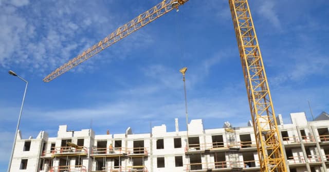 Ile zarabia deweloper miesięcznie? Sprawdź, co wpływa na wynagrodzenie