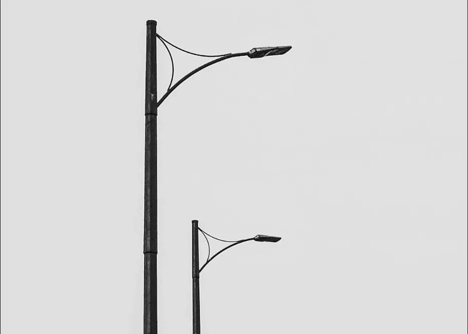 Lampy uliczne solarne producent – kiedy technologia solarna naprawdę się opłaca