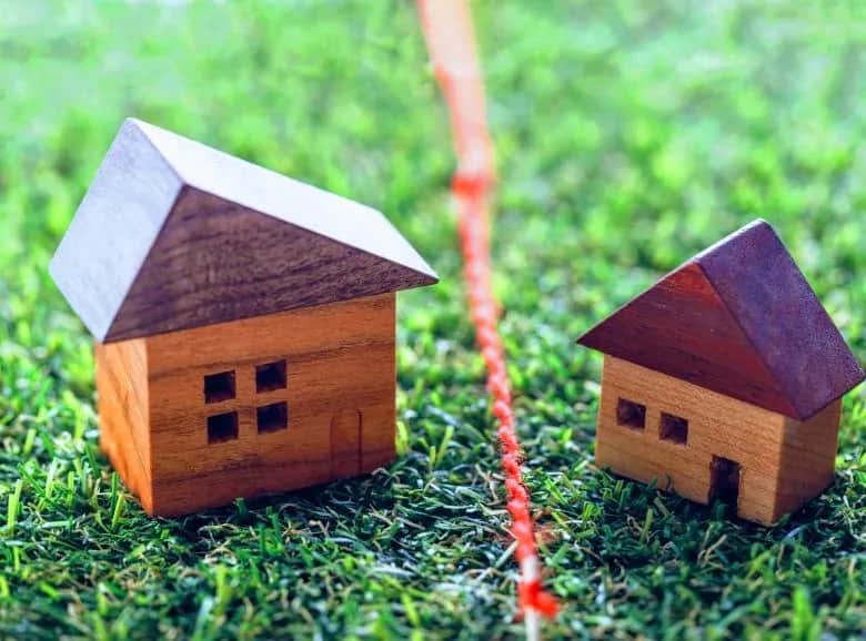 Jakim powinny odpowiadać budynki i ich usytuowanie zgodnie z przepisami?