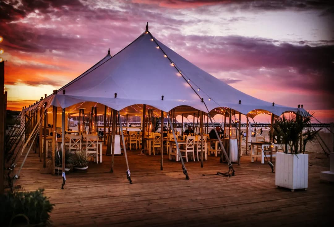 Ile kosztuje wynajem namiotu na wesele? Sprawdź ukryte wydatki!