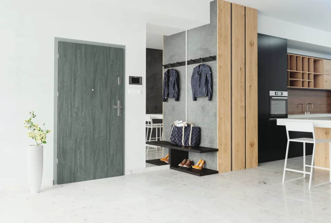 Jak wyciszyć drzwi wejściowe w bloku i zyskać spokój w domu