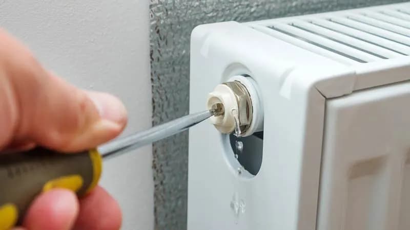 Jak odpowietrzyć grzejniki w bloku na ostatnim piętrze, aby uniknąć zimna